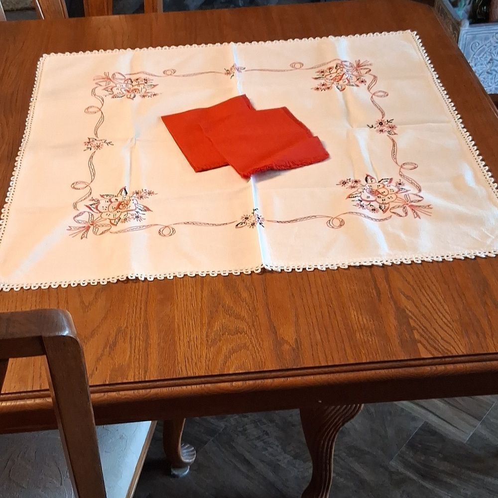 3 pc vtg embroidered 28" X 30" tbl. Cloth & Set Of 2 Red Napkins‎